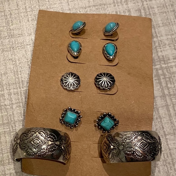 Jewelry - Brand new Turquoise Western earrings set